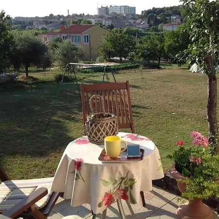 Near Centar For 2+1 At Pula, With Garden And Free Parking *