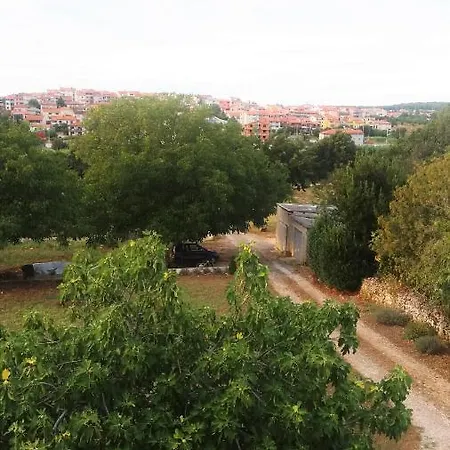 Near Centar For 2+1 At Pula, With Garden And Free Parking * Pola