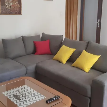 Near Centar For 2+1 At Pula, With Garden And Free Parking *