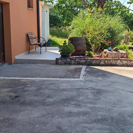 Near Centar For 2+1 At Pula, With Garden And Free Parking Apartament