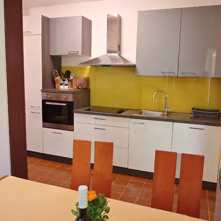Apartmán Near Centar For 2+1 At Pula, With Garden And Free Parking Pula