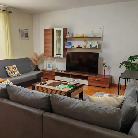 Near Centar For 2+1 At Pula, With Garden And Free Parking Apartmán *