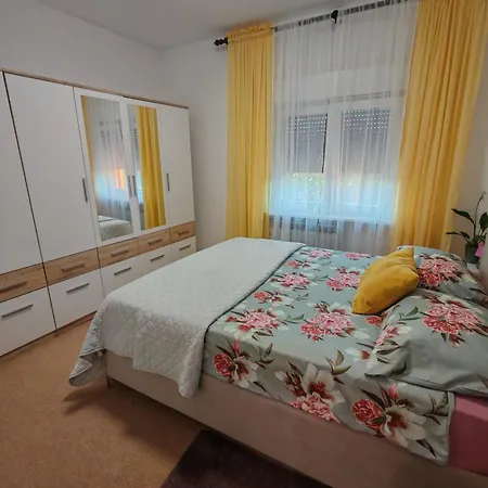 Near Centar For 2+1 At Pula, With Garden And Free Parking Apartmán