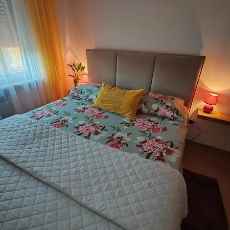 Near Centar For 2+1 At Pula, With Garden And Free Parking Apartmán *