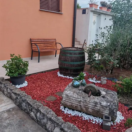 Near Centar For 2+1 At Pula, With Garden And Free Parking Apartmán